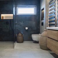 Elegantní tmavá koupelna