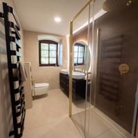 Koupelna se zlatými detaily