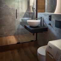 Koupelna v kombinaci dřeva a betonu