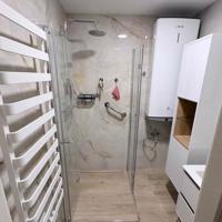 Malá světlá koupelna