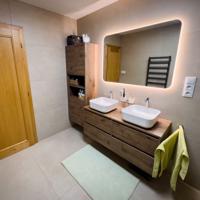 Minimalistická koupelna s dřevěnými prvky