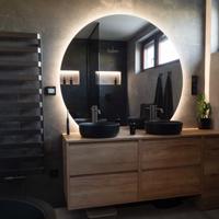 Tmavá koupelna s černou sanitou