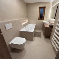 Útulná koupelna v přírodních tónech